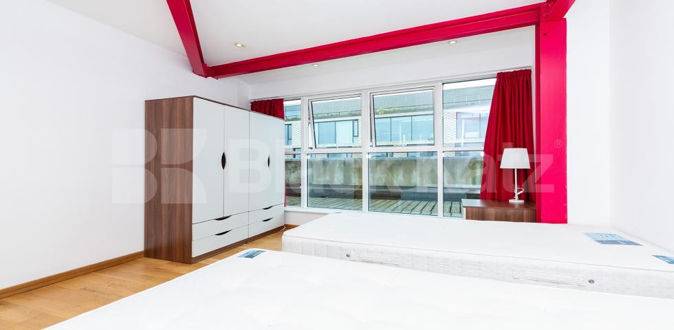 			PENTHOUSE WITH ROOF TERRACE!, 4 Bedroom, 1 bath, 1 reception Flat			 Farringdon Road, CLERKENWELL / HOLBORN